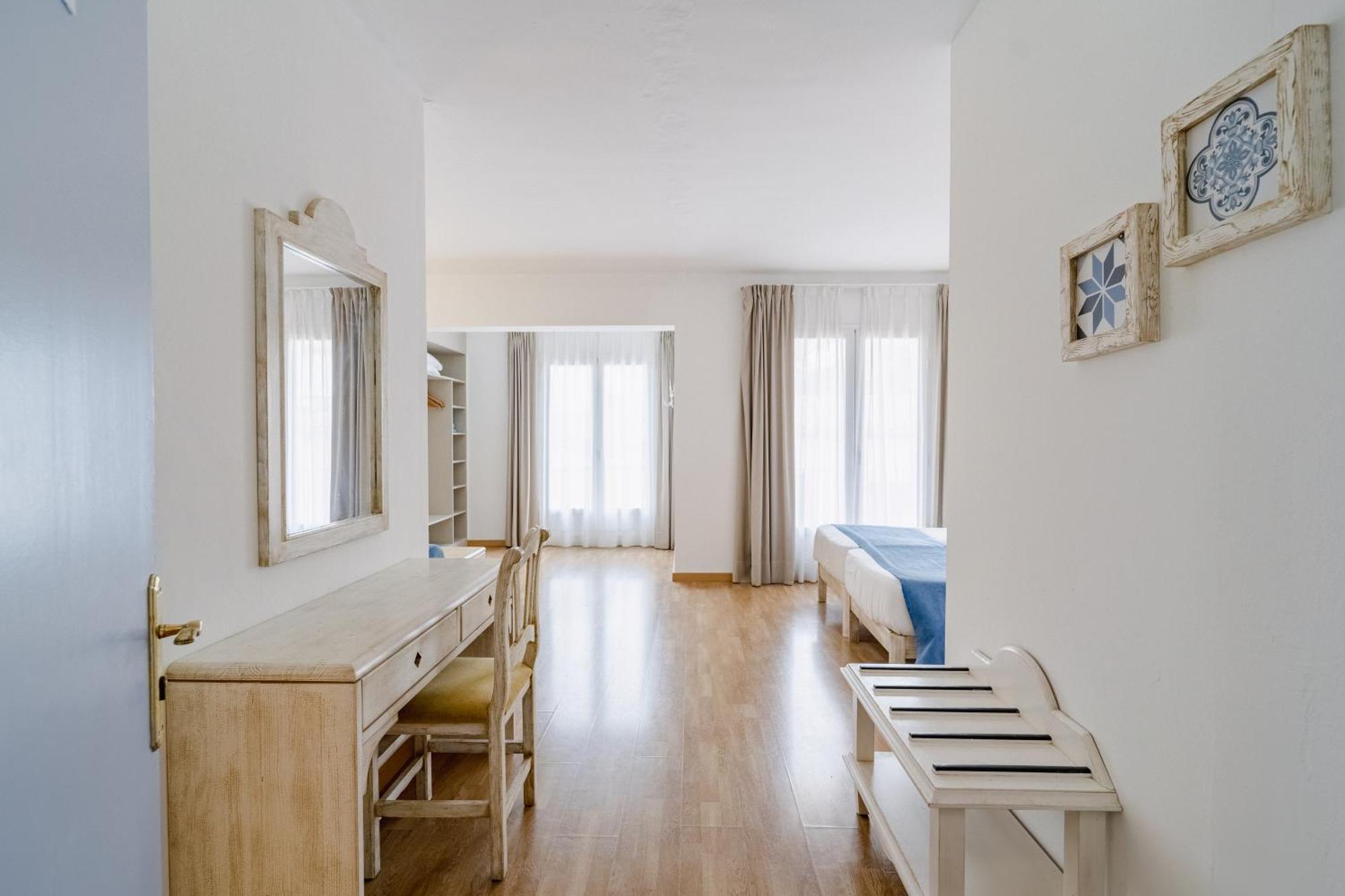 Hostal Hpc Porto Colom Luaran gambar
