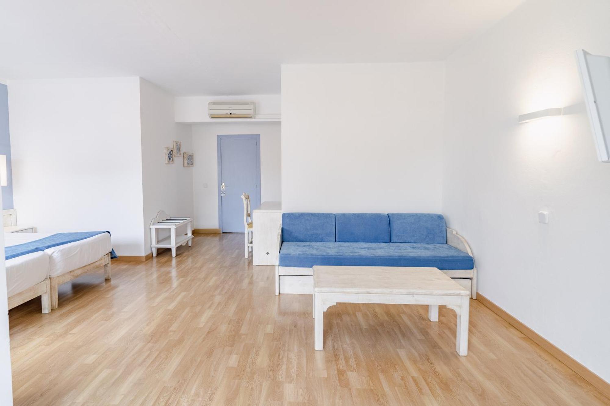 Hostal Hpc Porto Colom Luaran gambar